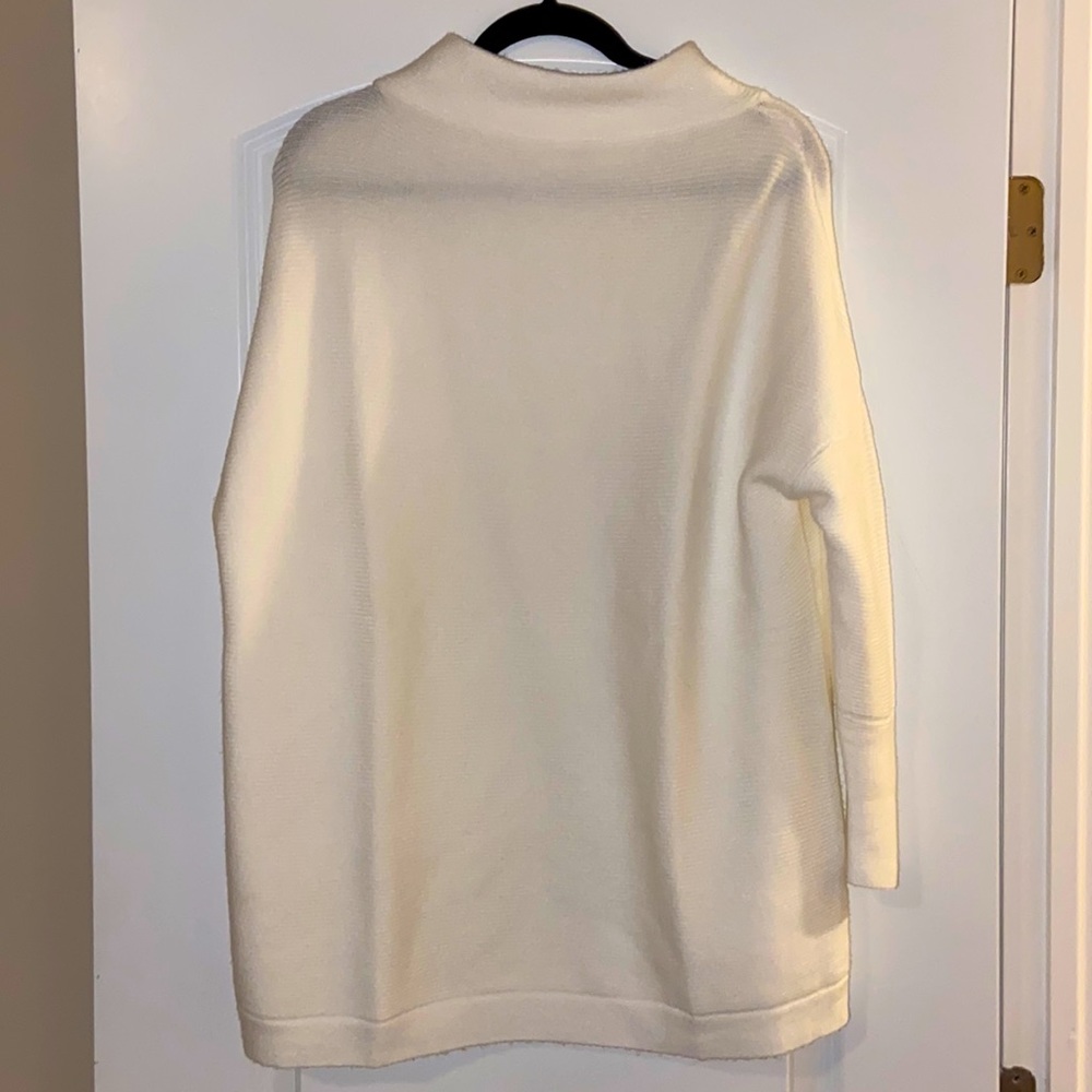 White, oversized sweater